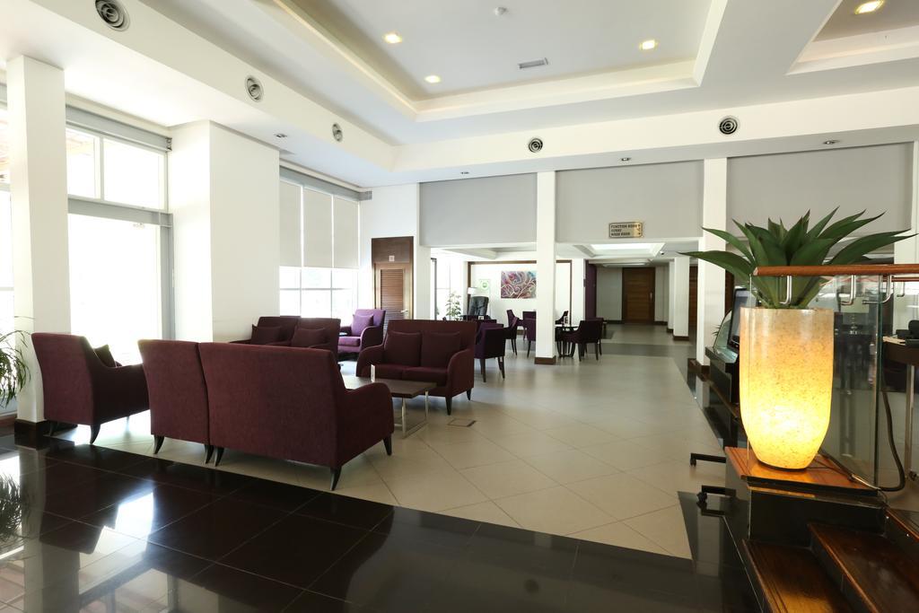 Puri Pujangga Hotel Bangi Bagian luar foto