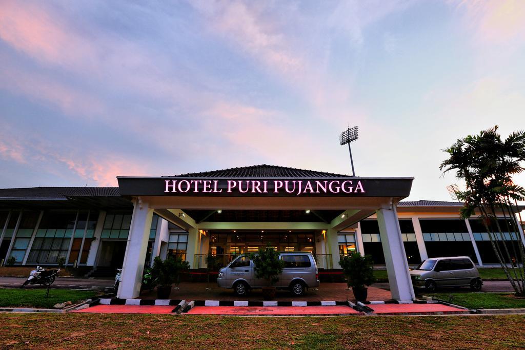 Puri Pujangga Hotel Bangi Bagian luar foto