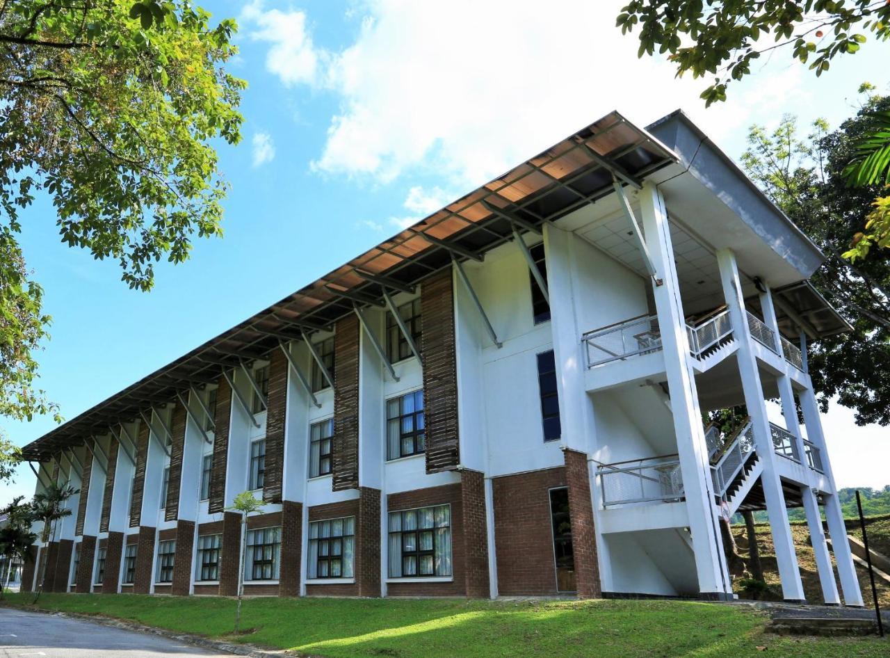 Puri Pujangga Hotel Bangi Bagian luar foto